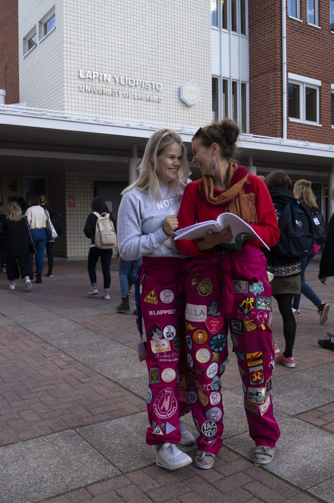 Iloisia opiskelijatuutoreita yliopiston pihalla