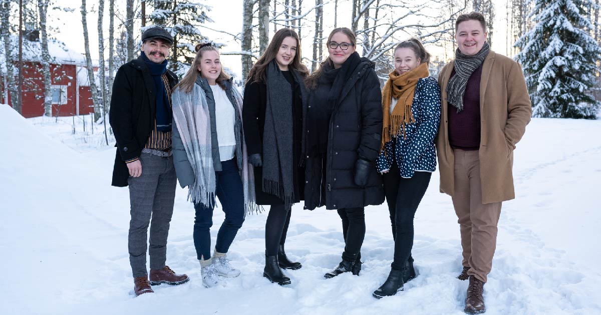 Iloinen LYYn hallitus 2021 talvisissa maisemissa