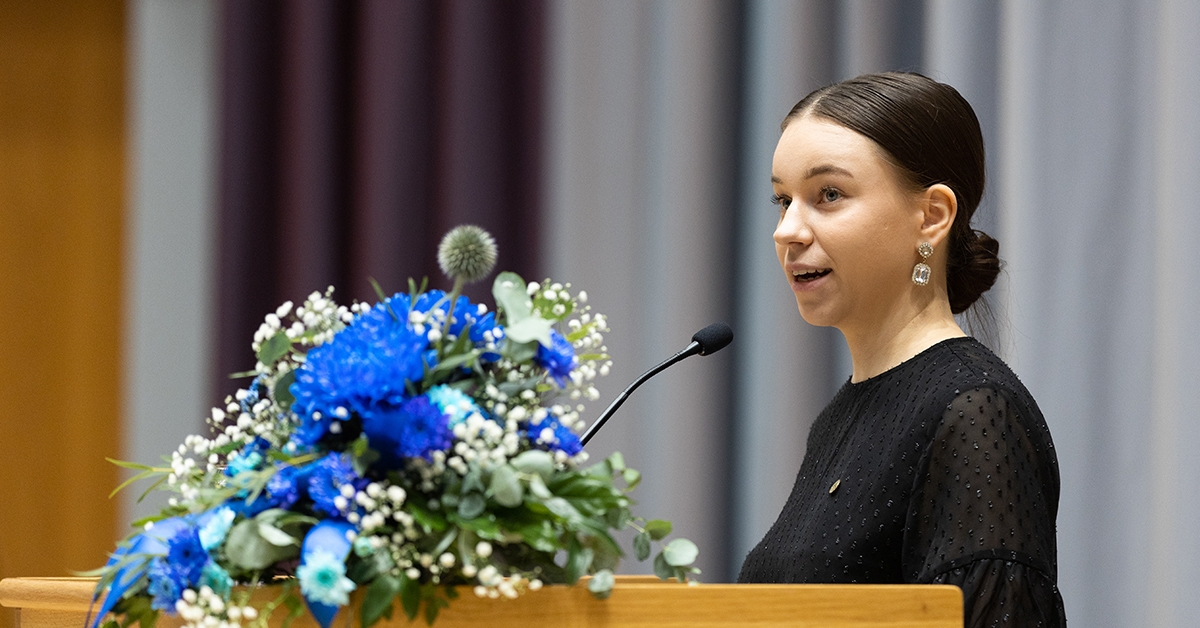 Krista Perälä pitämässä puhetta