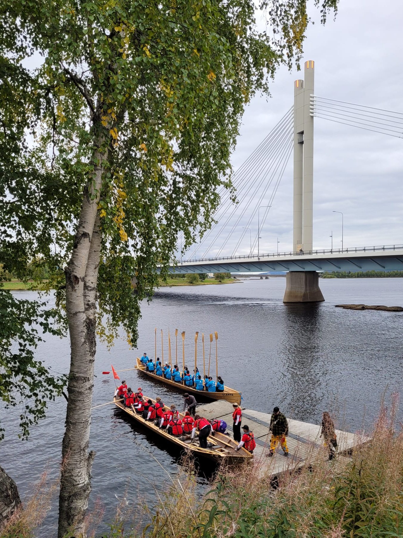 Joukkueet lähdössä Valdemarin rannalta kohti lähtöviivaa Jätkänkynttilän edessä (Kuva: Ilona Mettiäinen, 2022).