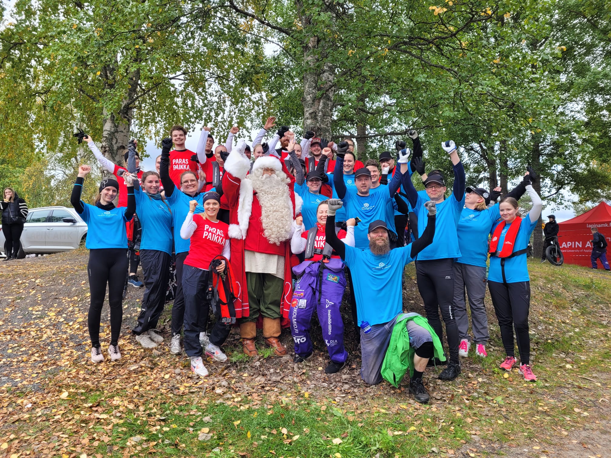 Lapin yliopiston ja AMK:n joukkueet yhteiskuvassa Joulupukin kanssa.