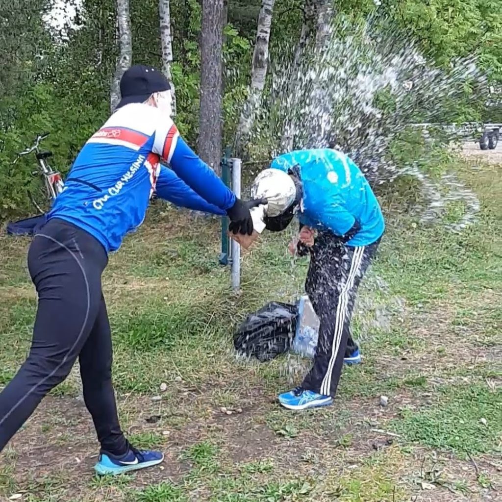 Kuvassa vuoden 2019 joukkueen tahtisoutaja Wille-Oskari Riihelä onnittelee perämies Matti Honkalaa kuohuvalla (Kuva: Katriina Uljas-Rautio, 2019).