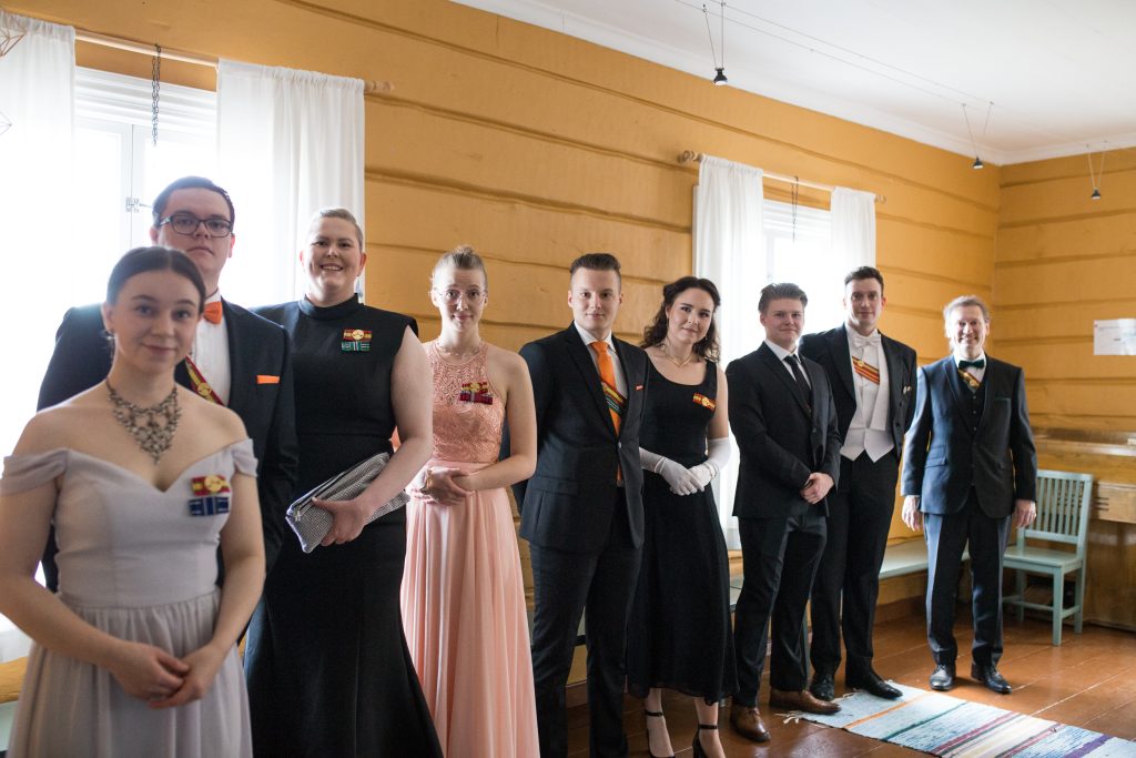 LYYn hallitus, pääsihteeri ja edustajiston puheenjohtaja vastaanottamassa Alaruokasen talolla.