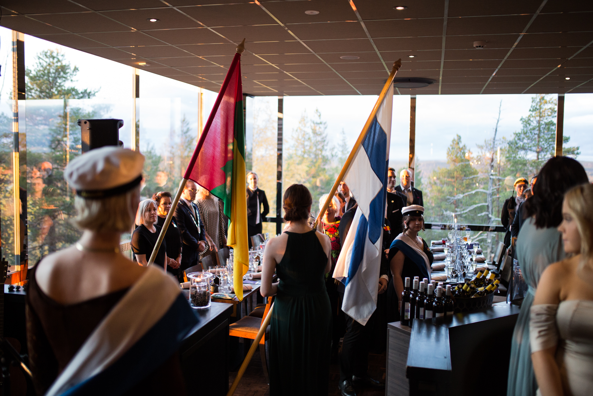 Suomen ja LYYn lipun kannetaan paikoilleen.