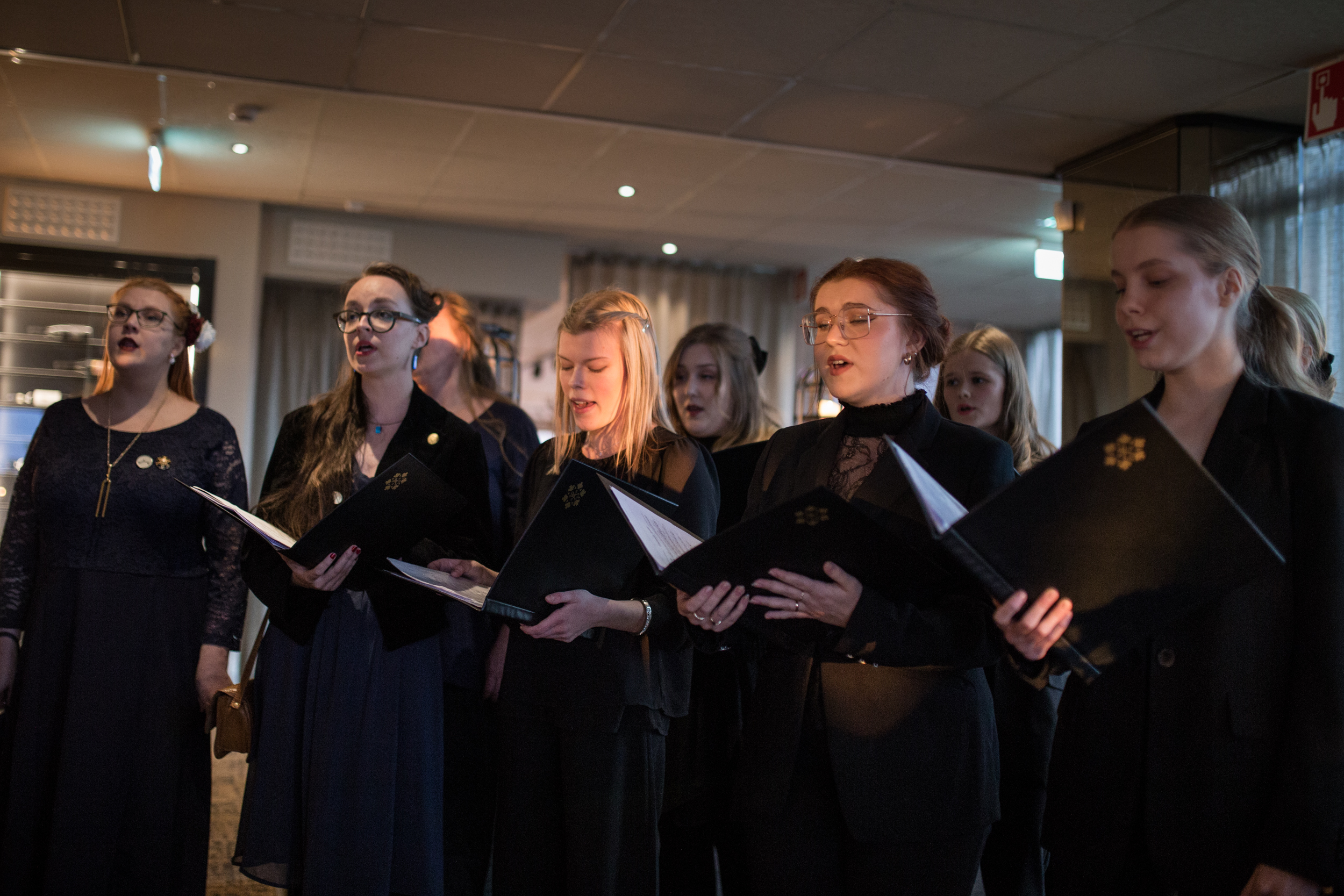 Lucida Intervalla esiintymässä juhla-illallisen avaukseksi.