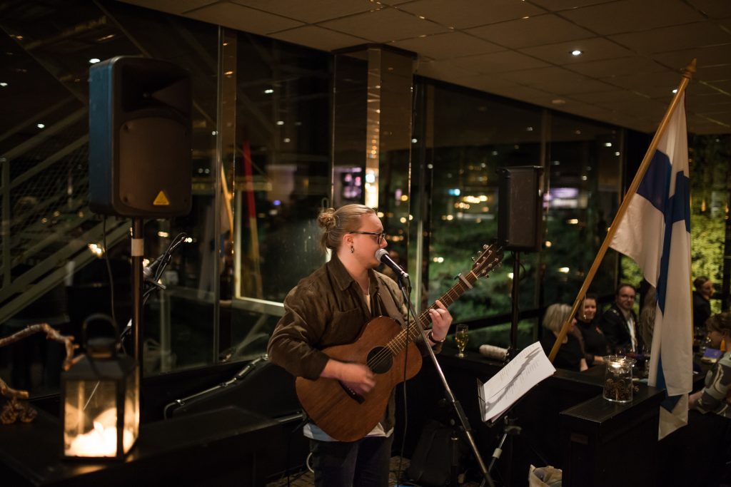 Ante Jalvela tunnelmoitti hämärtyvää iltaa entisestään hienolla kitaransoitolla ja laulullaan.