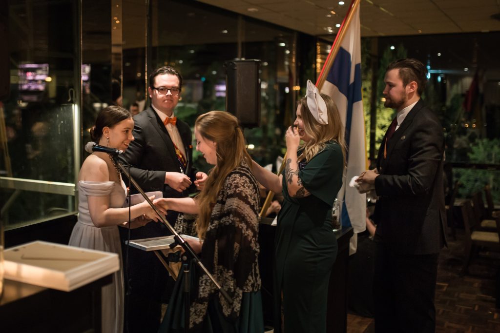 Vuoden opiskelijateon vastaanottamassa Lapin Speksi ry:n hallituksen puheenjohtaja Johanna Keränen ja hallituslaiset Linnea Pikkupeura ja Santeri Valkama.