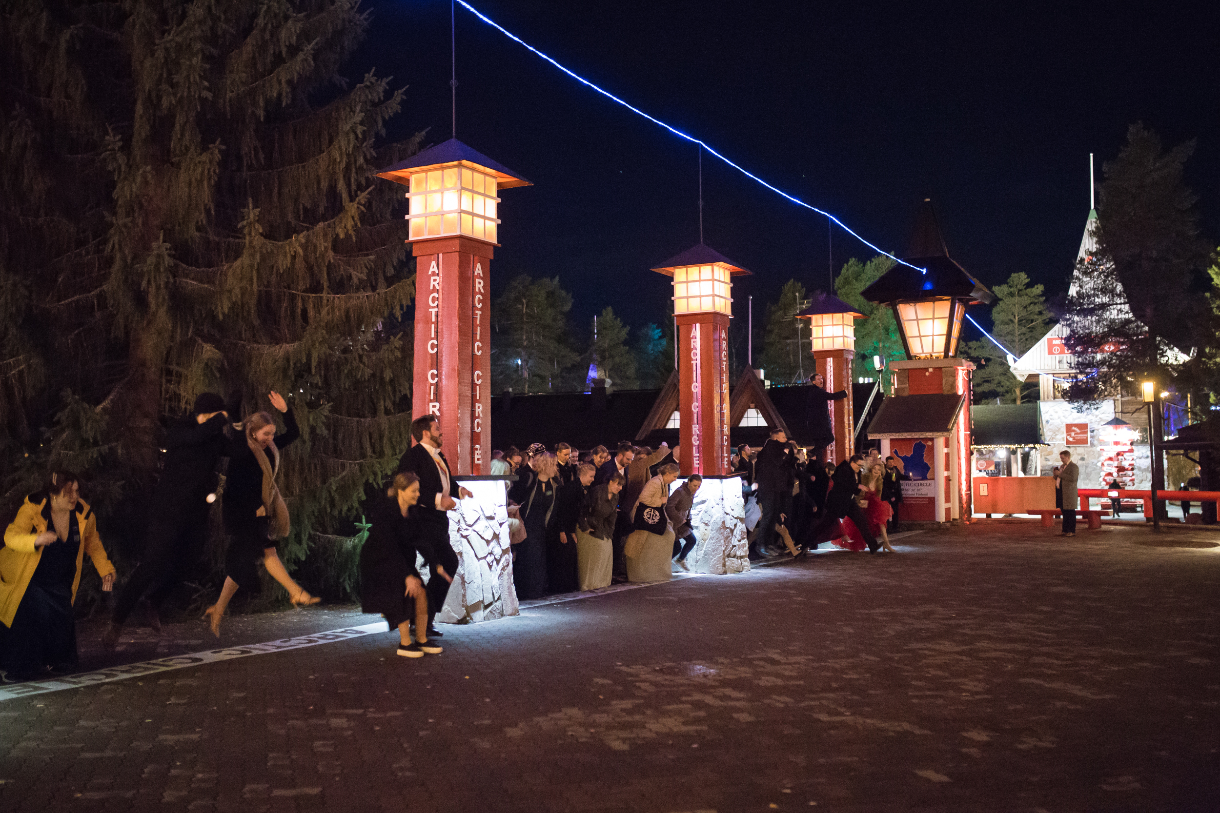 Perinteinen hyppy ylitse Napapiirin rajan.