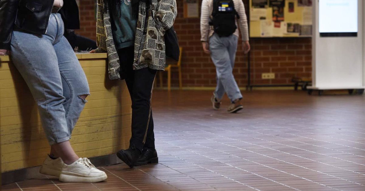 Opiskelijoita yliopiston aulassa