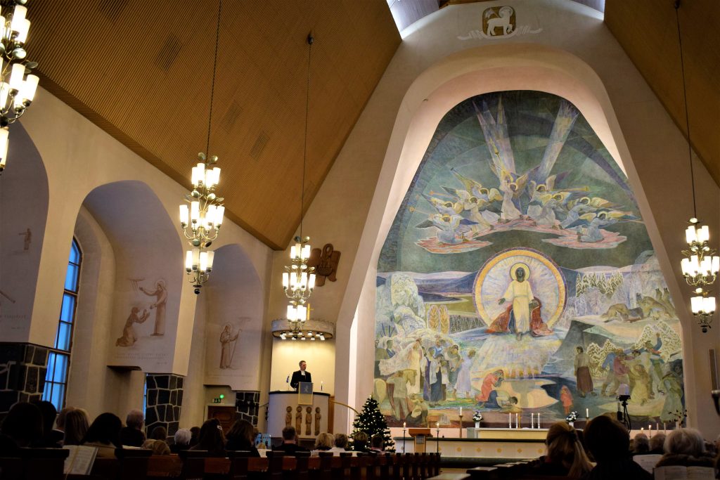 Jumalanpalveluksessa riitti osallistujia aina pienimmistä vanhimpiin.