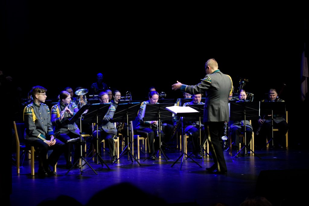 Lapin Sotilassoittokunta esitti usean juhlaan sopivan klassisen kappaleen.