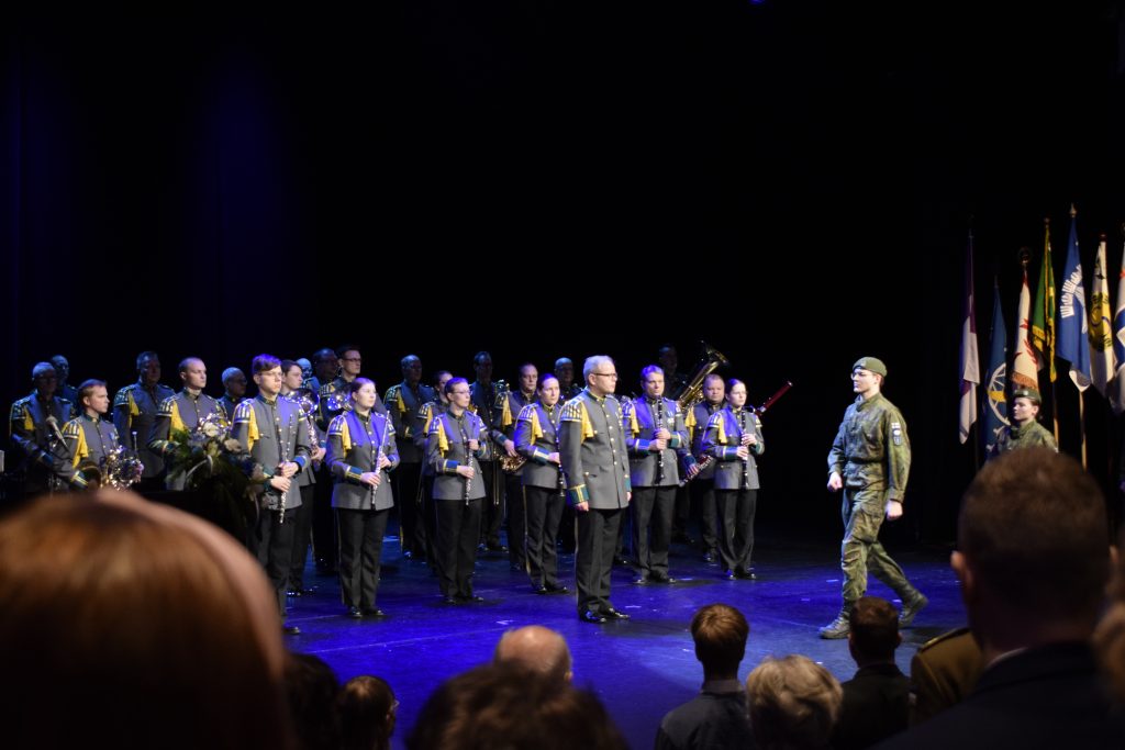  Maamme laulun jälkeen Suomen lippu kannettiin arvokkaasti pois.