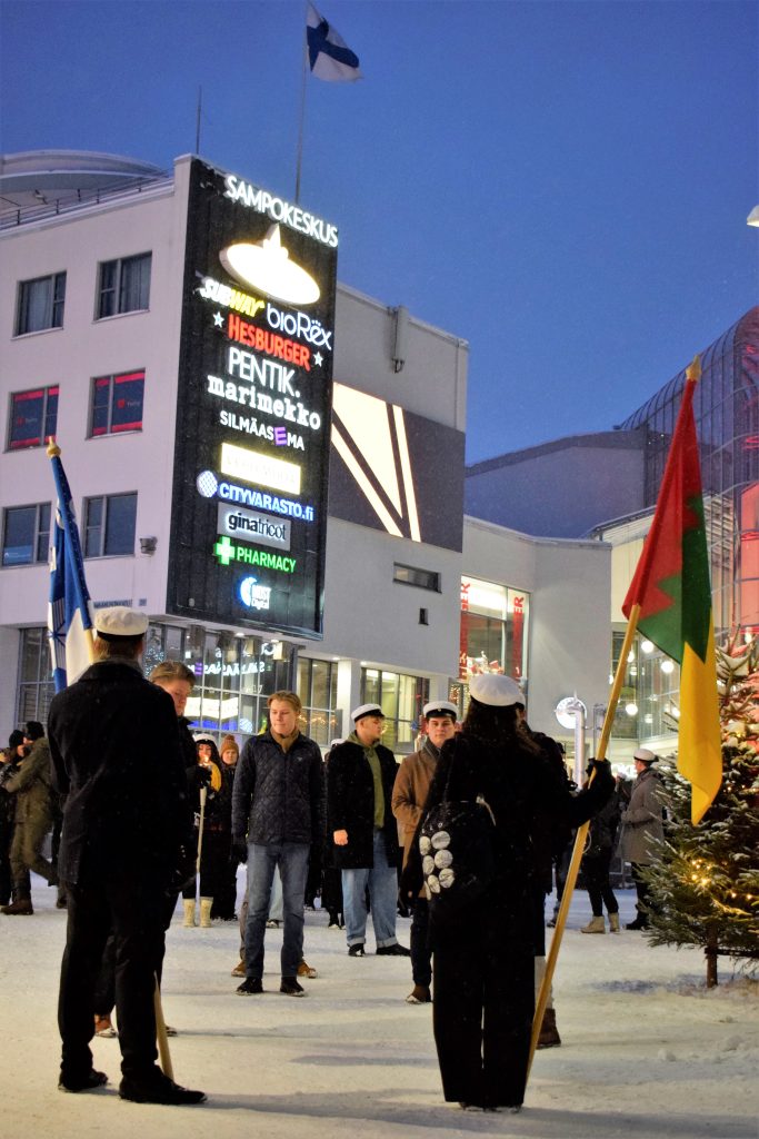 Väkeä saapui mukaan kulkueeseen reippaasti.