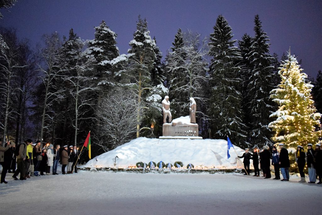Kulkueen matka päättyi sankarihautojen luo. 