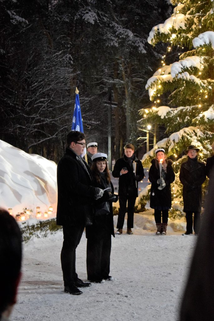 LYYn hallituksen varapuheenjohtaja Ahvensalmi johtamassa yhdessä puheenjohtaja Perälän kanssa tilaisuuden yhteislauluja.