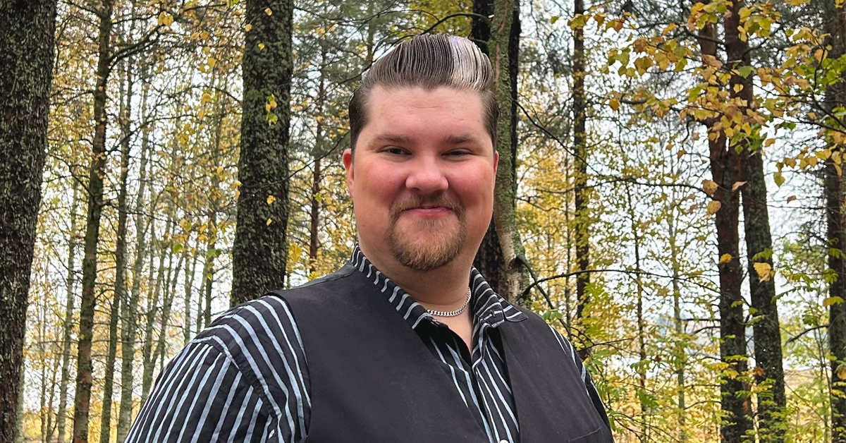 Uusi pääsihteeri Esa-Pekka Tuppi poseeraa syksyn ruskassa.