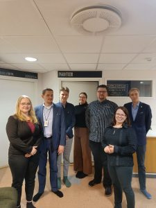 Tieto ja digipalveluiden johtana Manu, palvelujohtaja Merija ja LYYn hallitus LYYn toimistolla